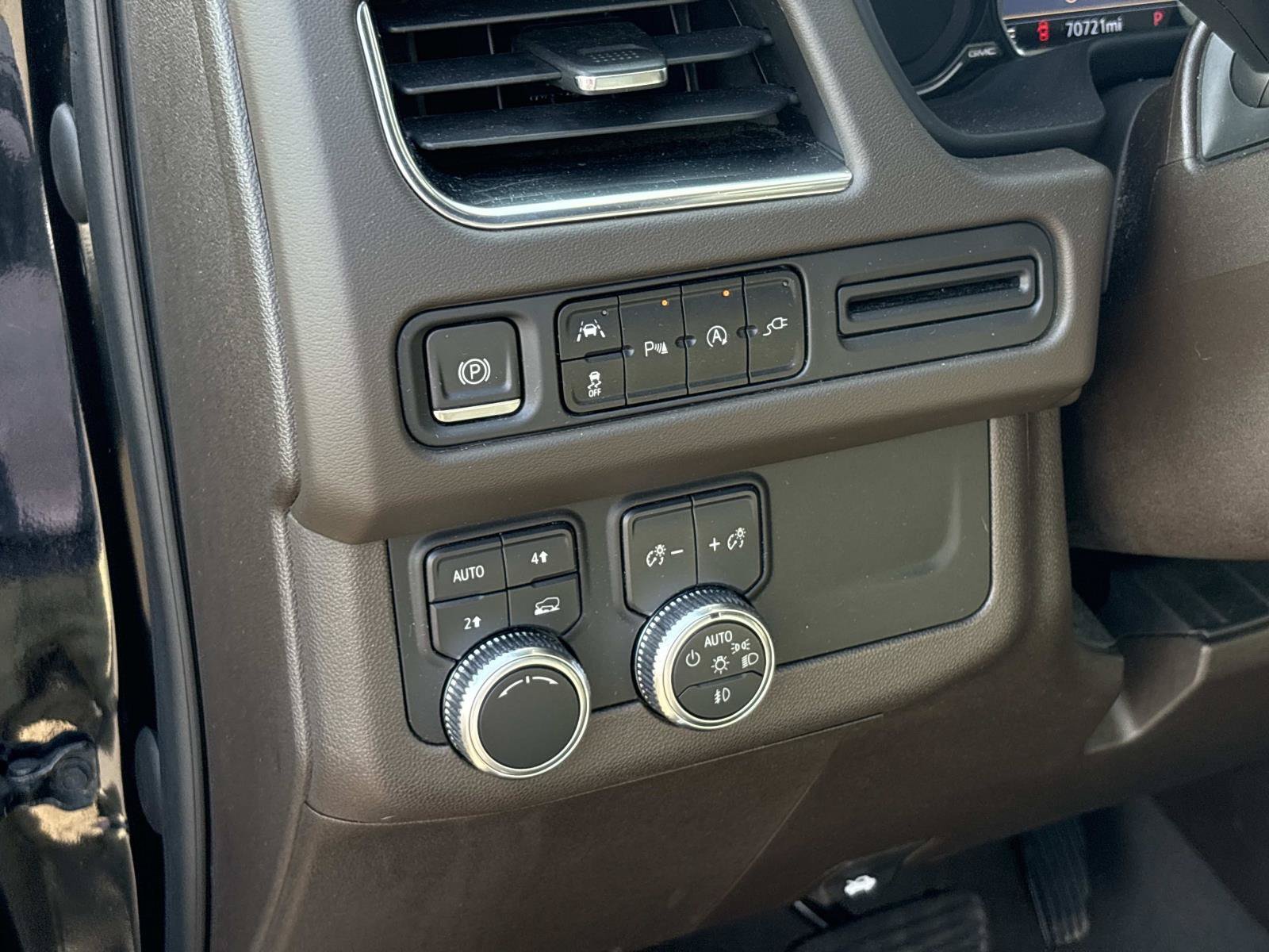 Used 2021 GMC Yukon SLT w/ Rear Media and Nav Package AWD/4WD image 19