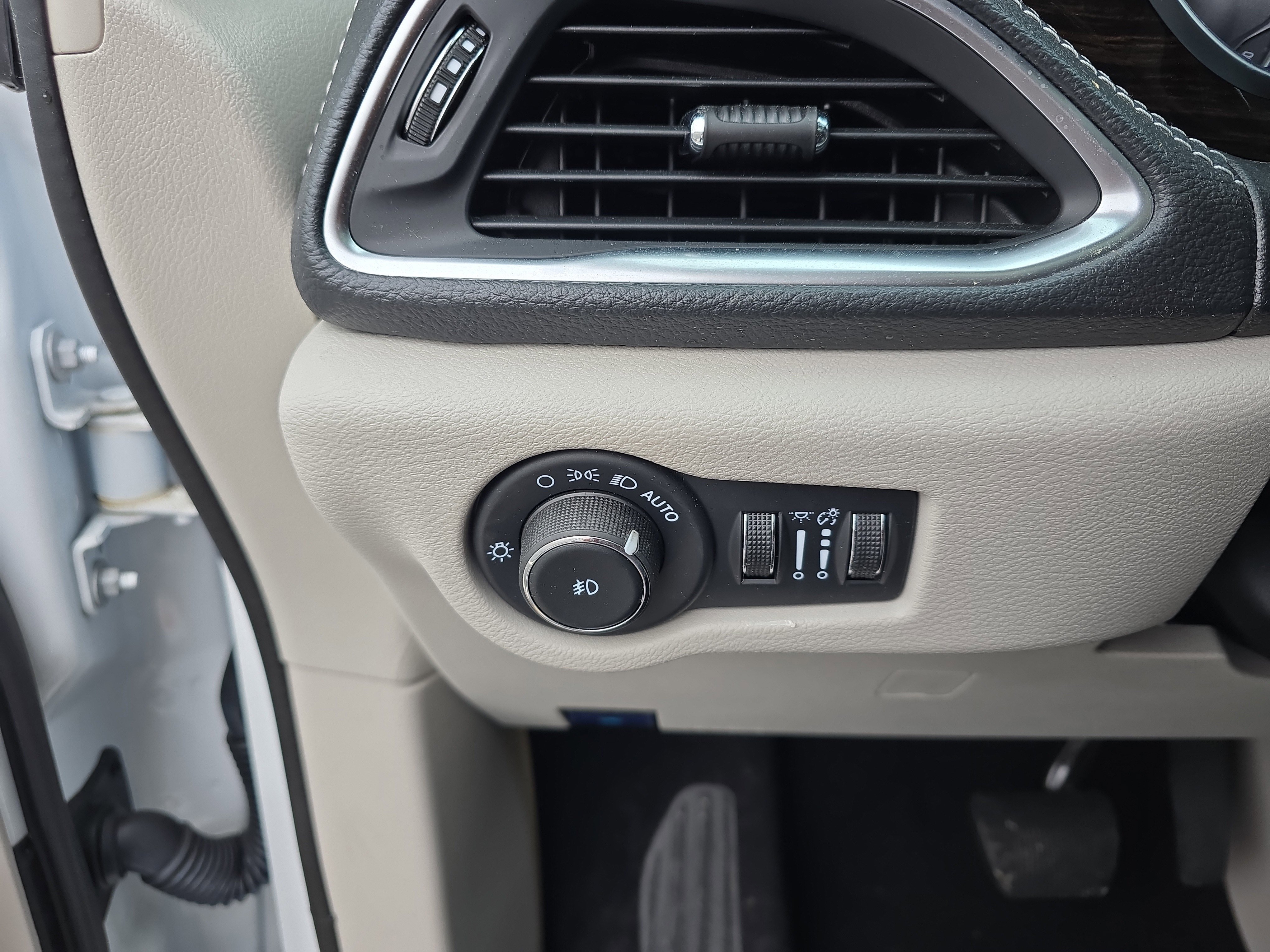 Used 2024 Chrysler Pacifica Limited image 21