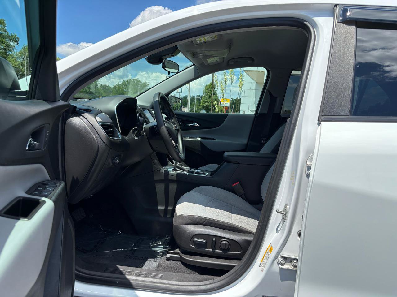Used 2023 Chevrolet Equinox LS w/ LS Convenience Package AWD/4WD image 15