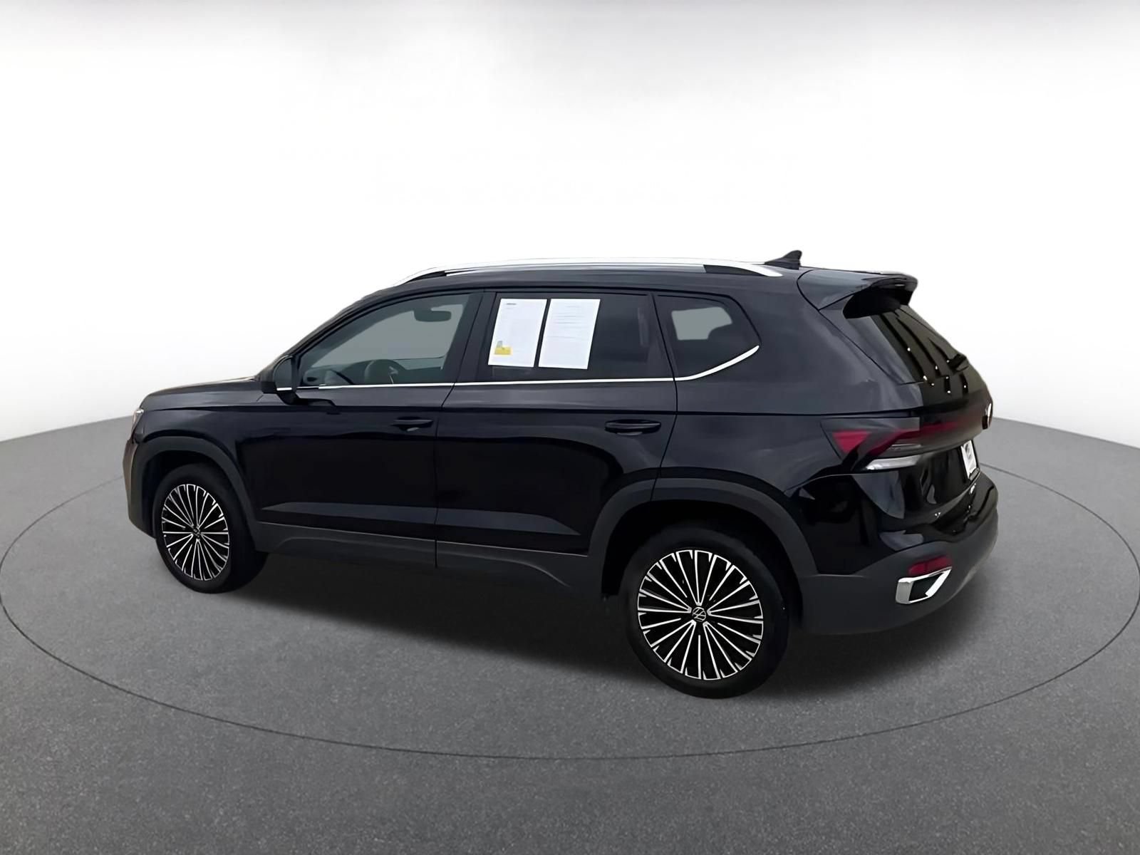 Used 2026 Volkswagen Taos SE FWD image 10