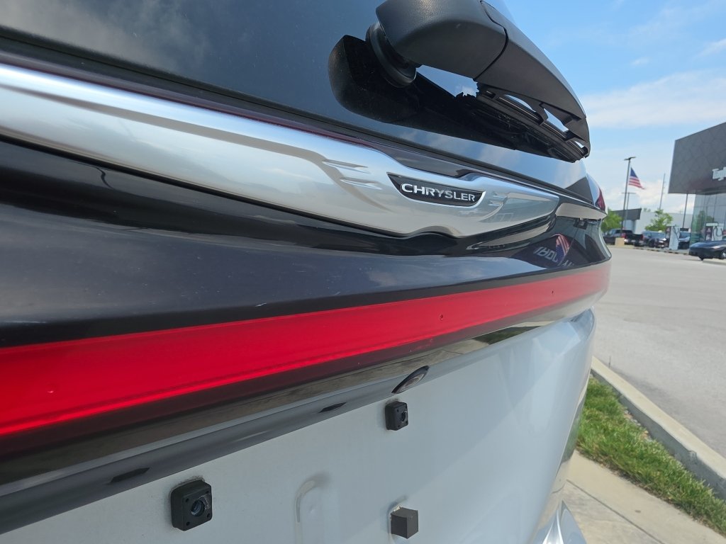 Used 2024 Chrysler Pacifica Touring-L FWD image 16