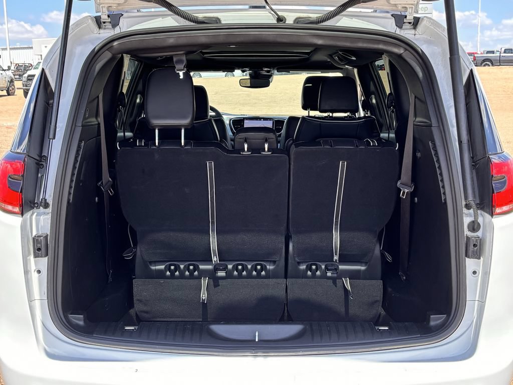 Used 2025 Chrysler Pacifica Limited FWD image 28