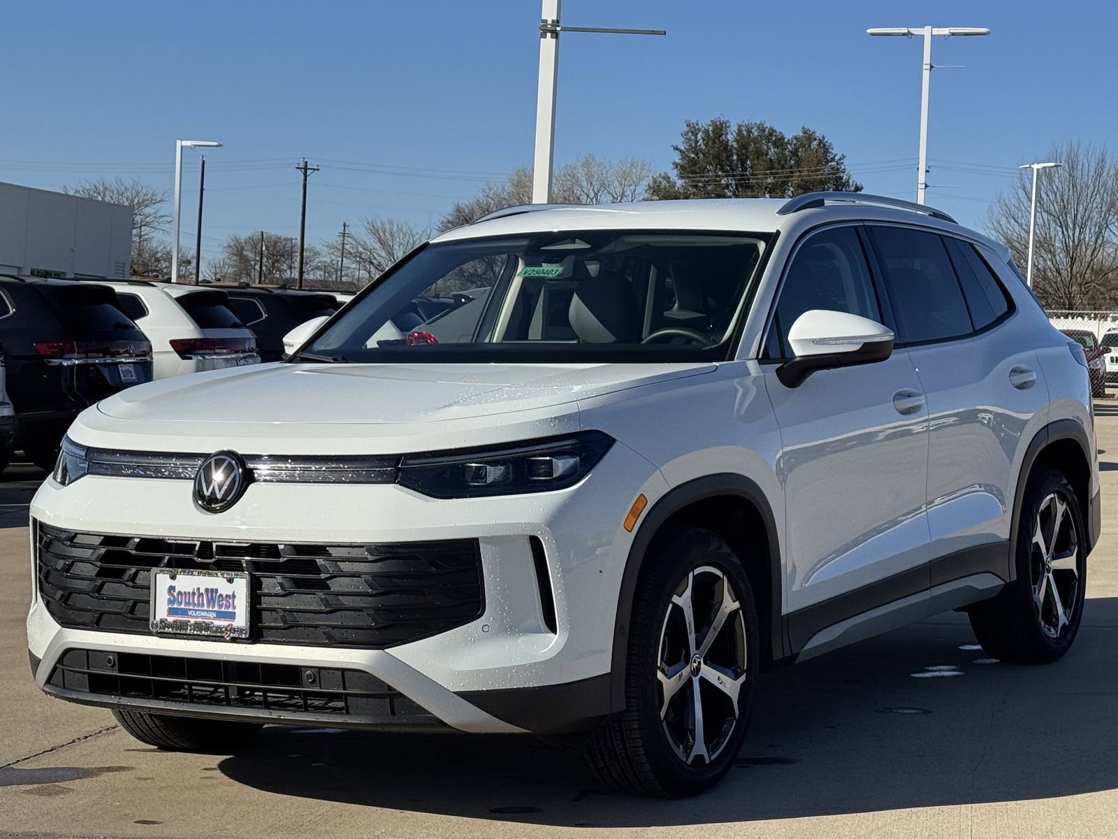 Used 2025 Volkswagen Tiguan SE image 8