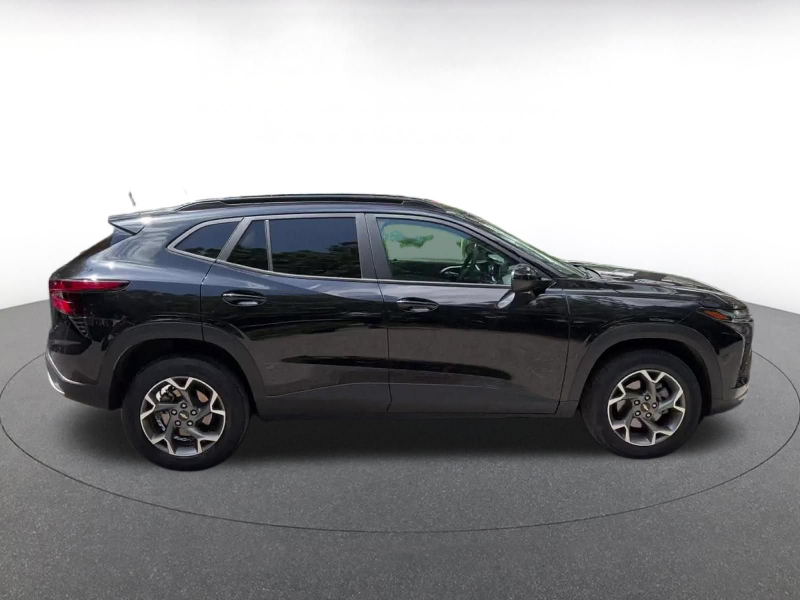 Used 2025 Chevrolet Trax LT FWD image 16