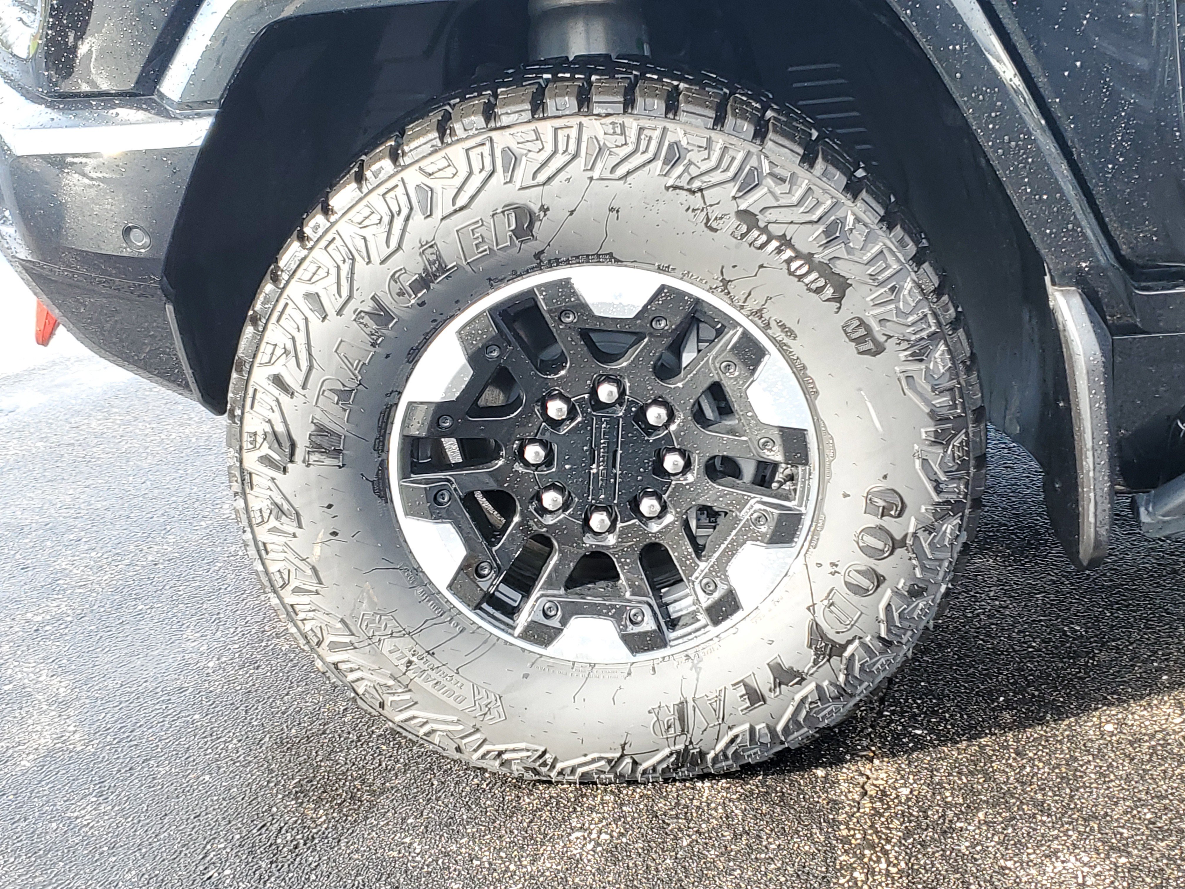 Used 2024 GMC Hummer EV 2X w/ Extreme Off-Road Package image 9