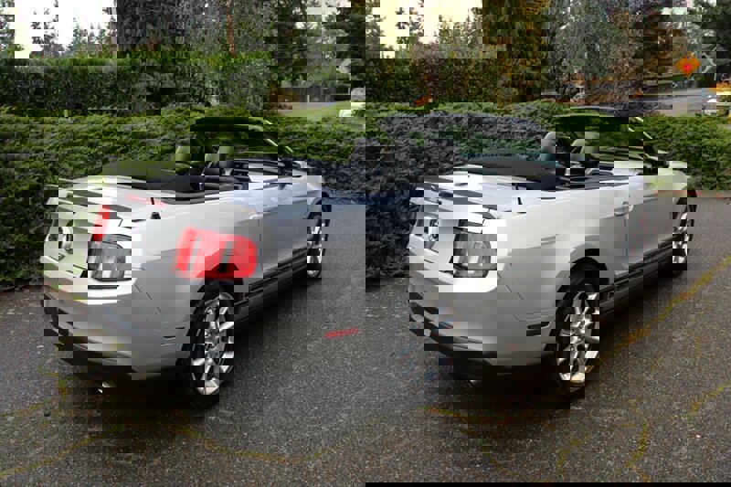 Used 2010 Ford Mustang Premium image 6