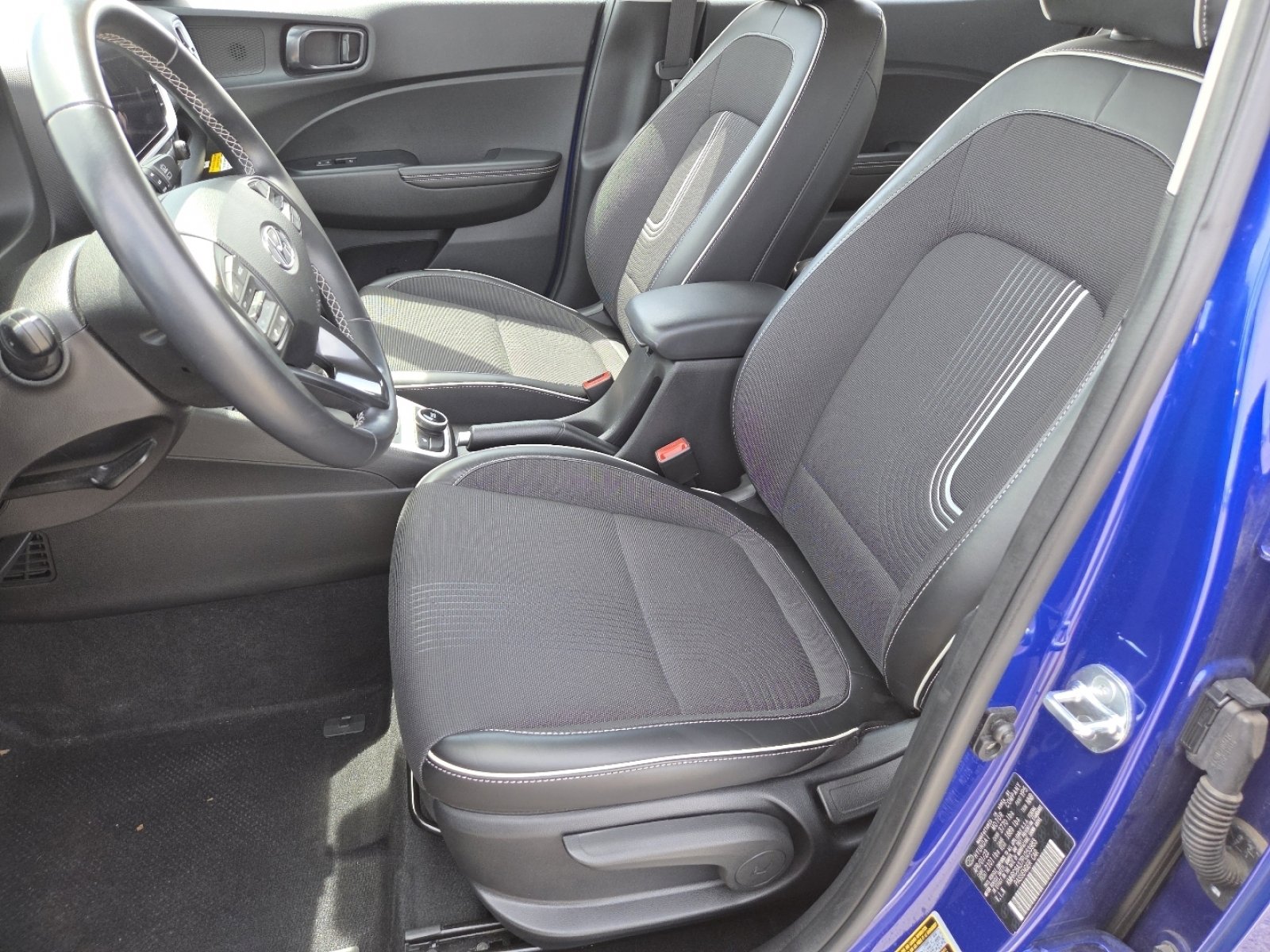 Used 2023 Hyundai Venue Limited FWD image 24
