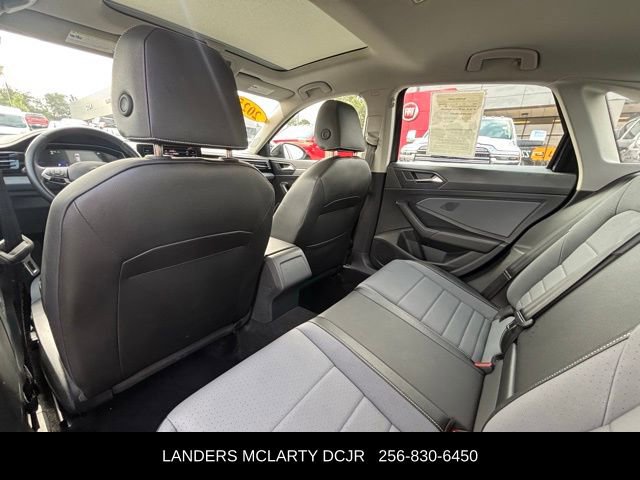 Used 2025 Volkswagen Jetta SE FWD image 17