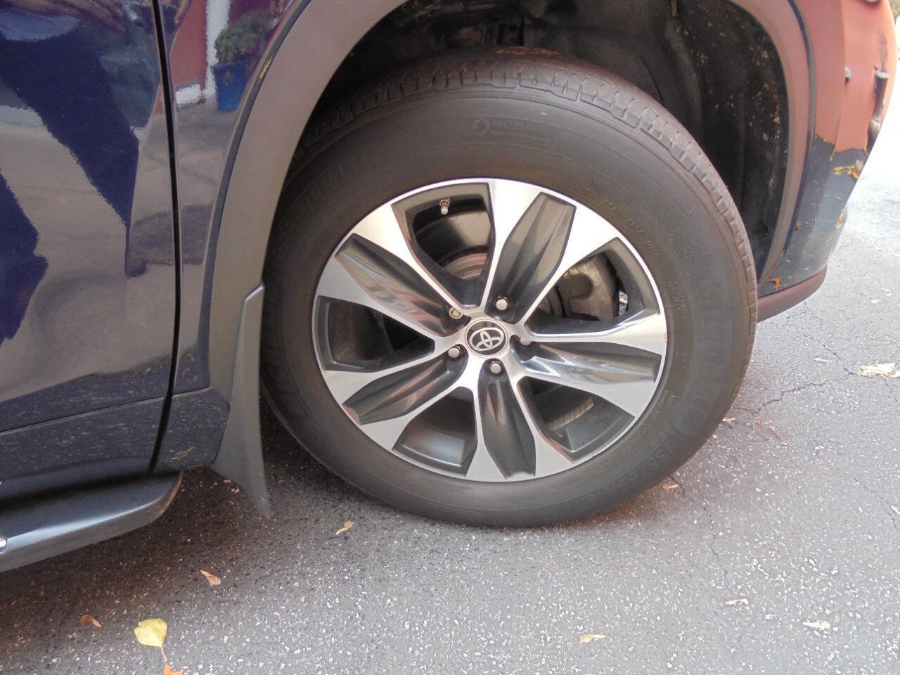 Used 2021 Toyota Highlander XLE AWD/4WD image 30