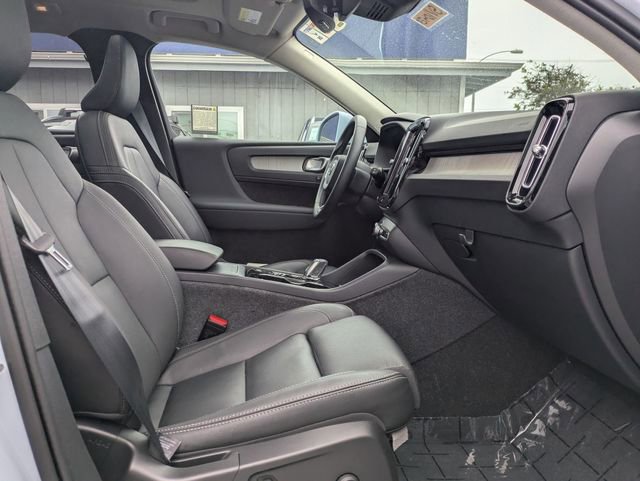 Certified 2025 Volvo XC40 B5 Plus w/ Climate Package AWD/4WD image 31