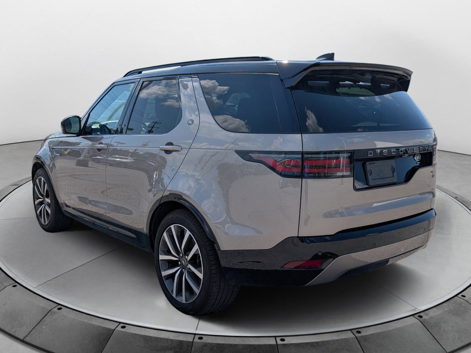 Used 2023 Land Rover Discovery S R-Dynamic AWD/4WD image 5