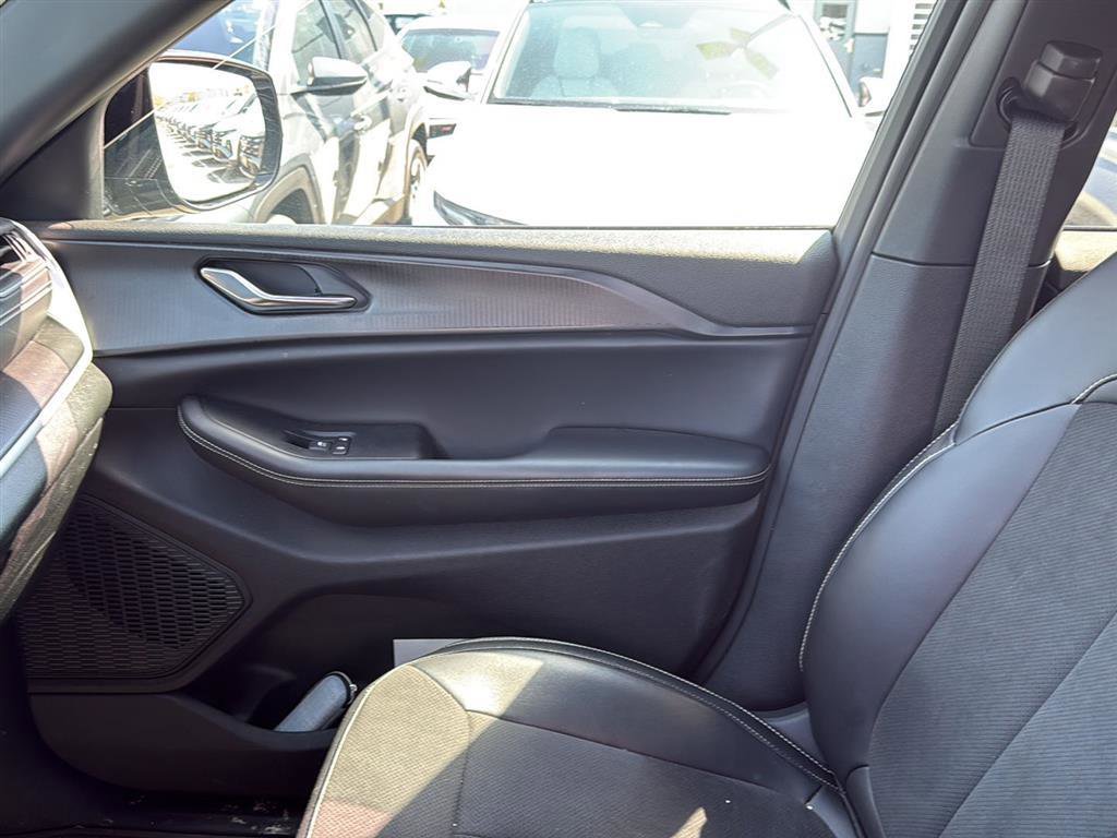 Used 2024 Jeep Grand Cherokee Altitude AWD/4WD image 13