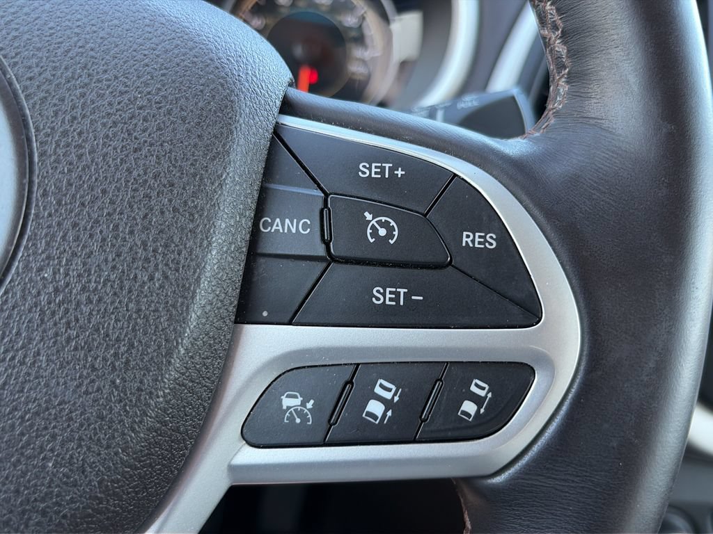 Used 2017 Jeep Cherokee Overland w/ Technology Group FWD image 23
