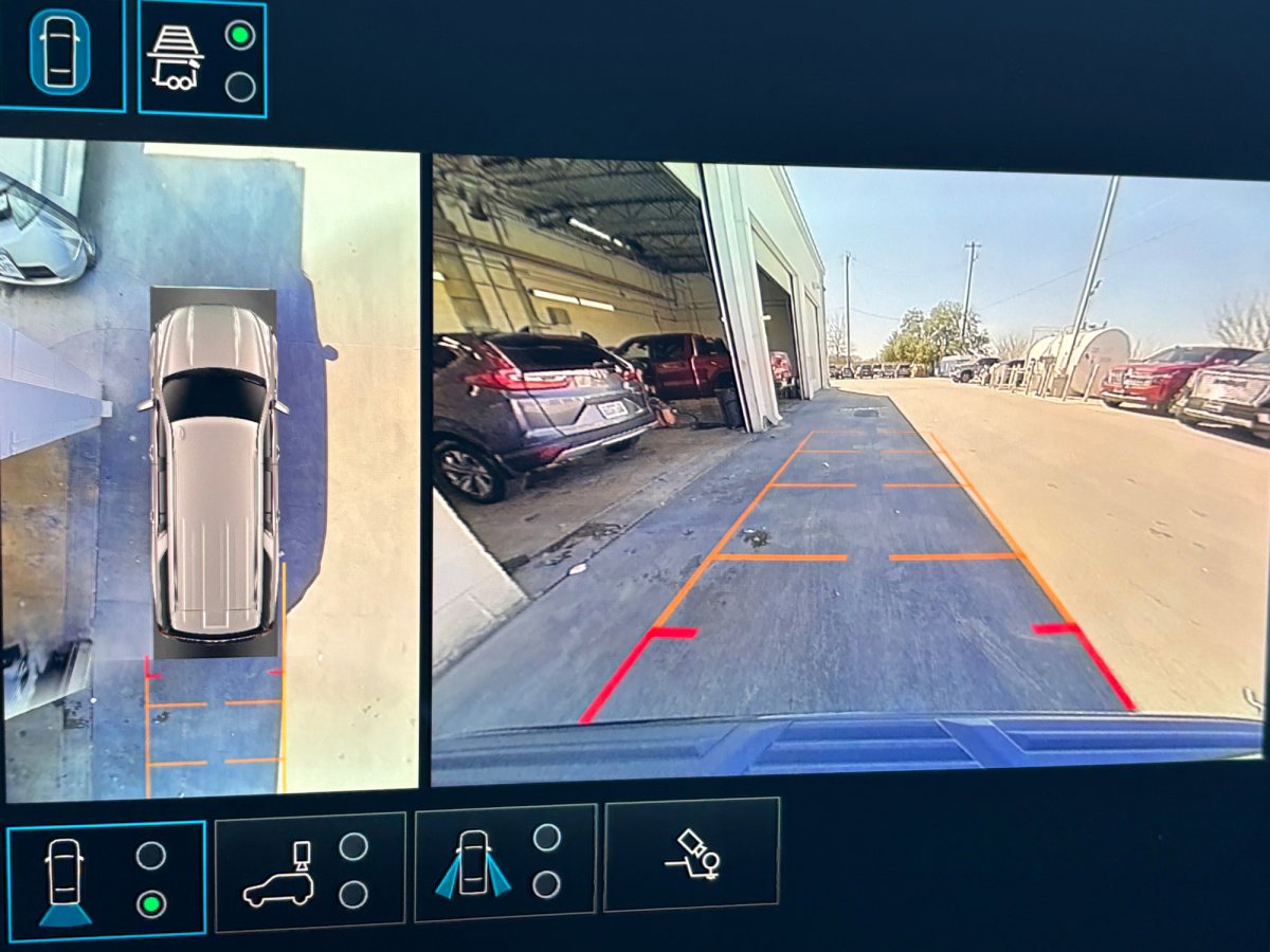 Certified 2025 GMC Yukon XL Denali image 9