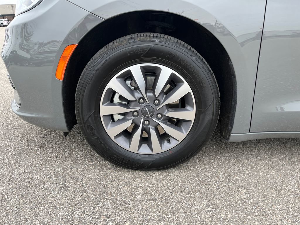 Used 2025 Chrysler Pacifica Select FWD image 30