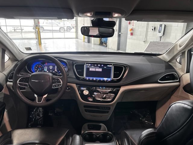 Used 2023 Chrysler Pacifica Touring-L w/ Uconnect Theater Family Group AWD/4WD image 42