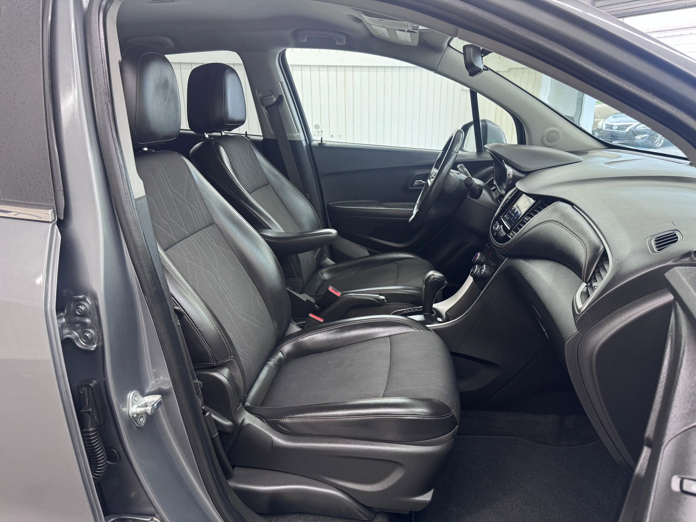 Used 2019 Chevrolet Trax LT w/ LT Convenience Package AWD/4WD image 10