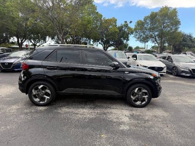Used 2022 Hyundai Venue SEL FWD image 4