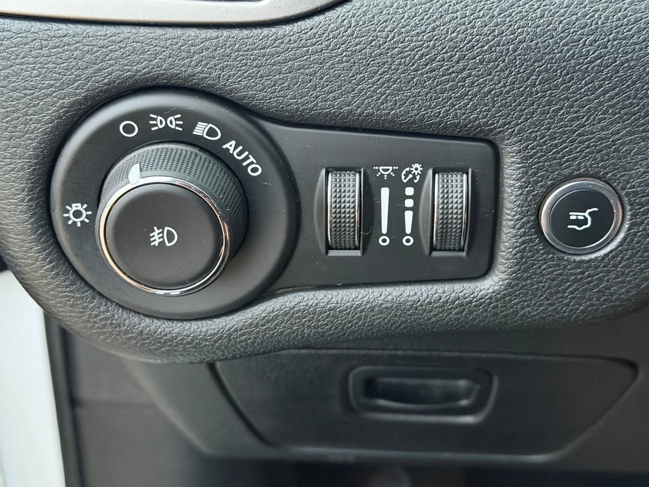 Used 2019 Jeep Cherokee Limited AWD/4WD image 21