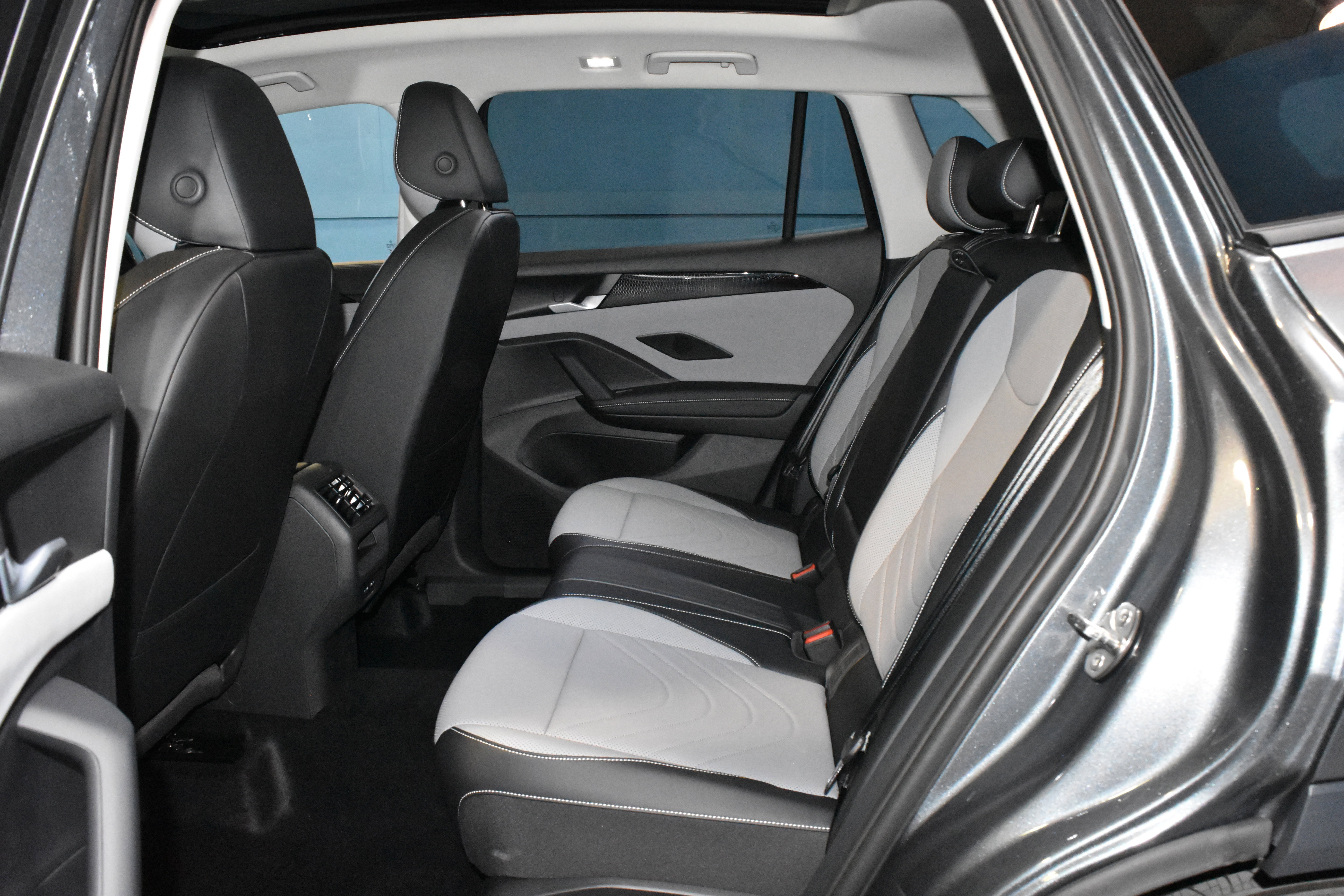 New 2026 Volkswagen Tiguan SE AWD/4WD image 16