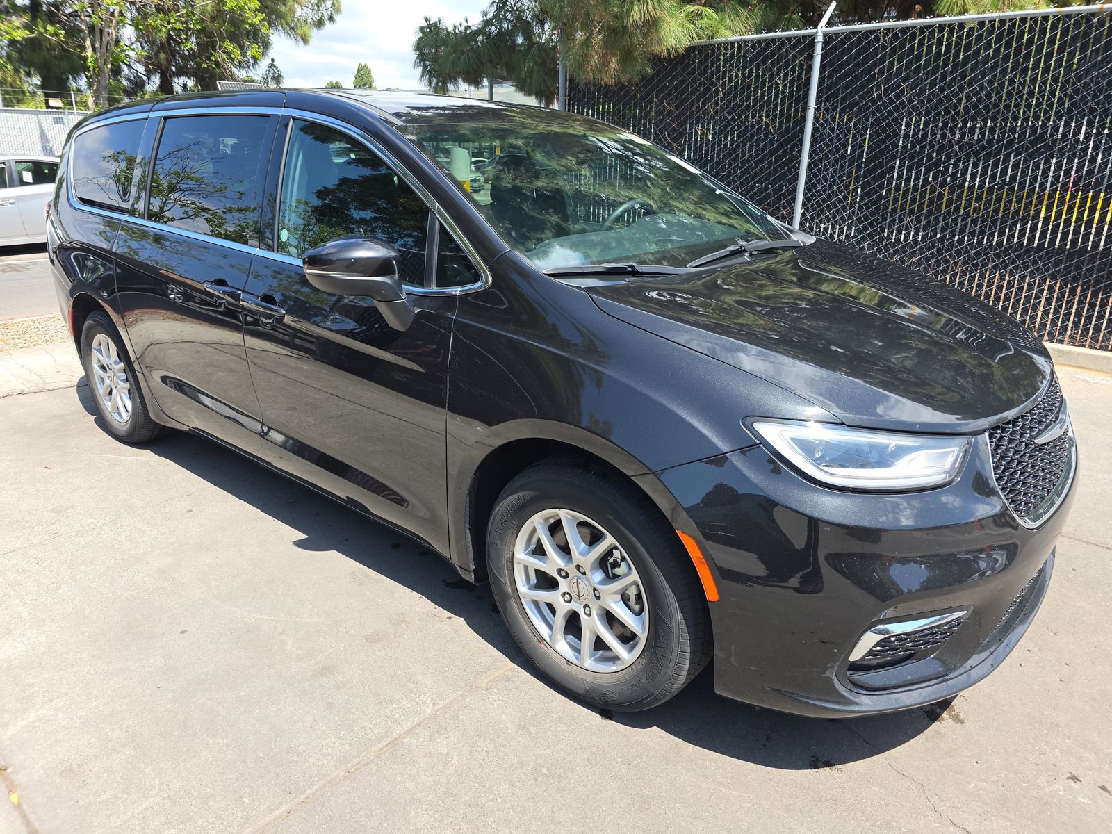 Used 2023 Chrysler Pacifica Touring FWD image 4