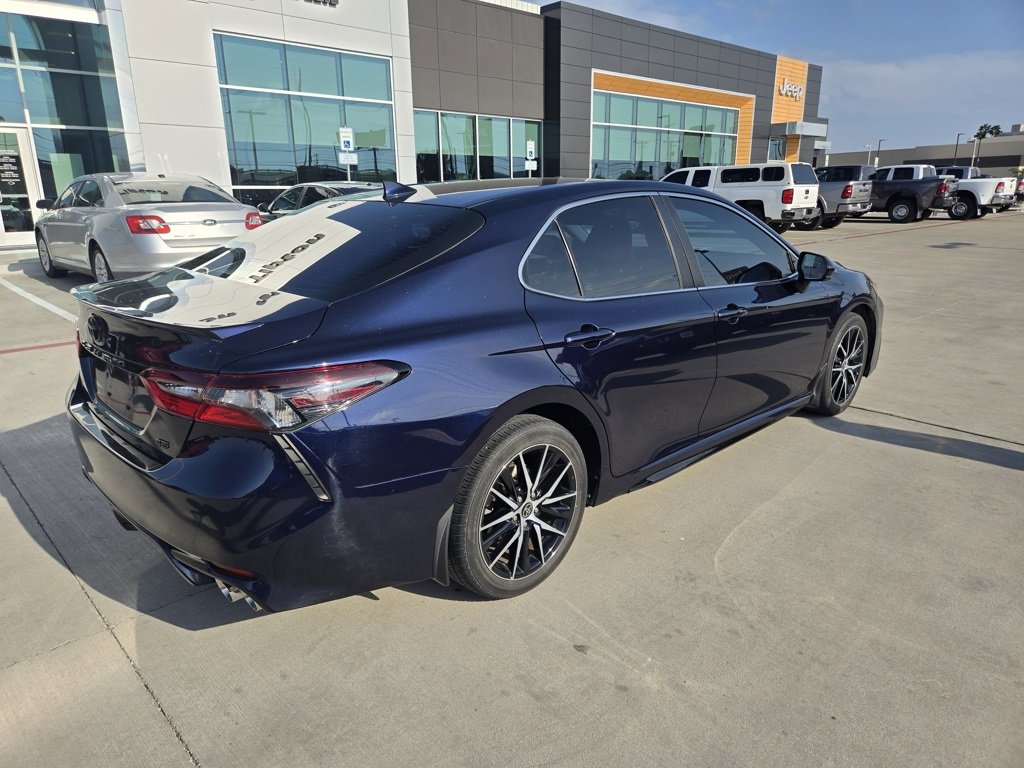 Used 2021 Toyota Camry SE image 3