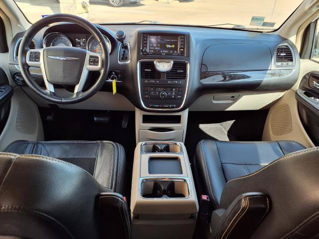 Used 2014 Chrysler Town & Country Touring FWD image 4