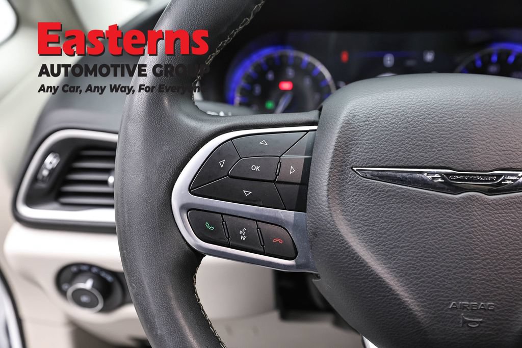 Used 2023 Chrysler Pacifica Touring-L FWD image 15