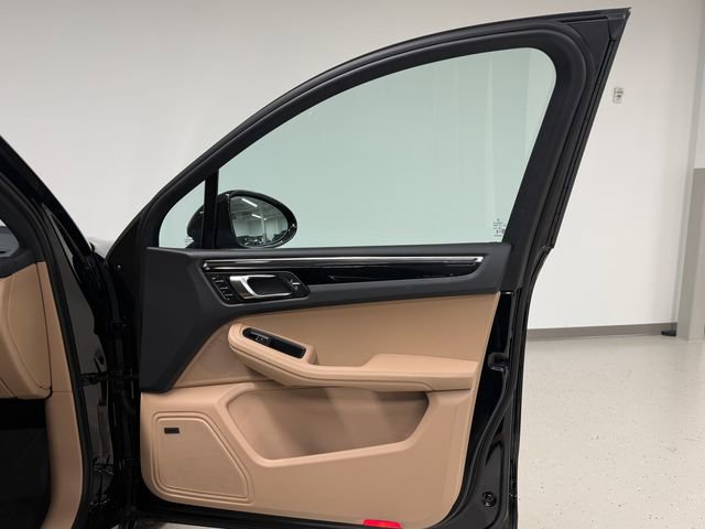 Certified 2026 Porsche Macan AWD/4WD image 33