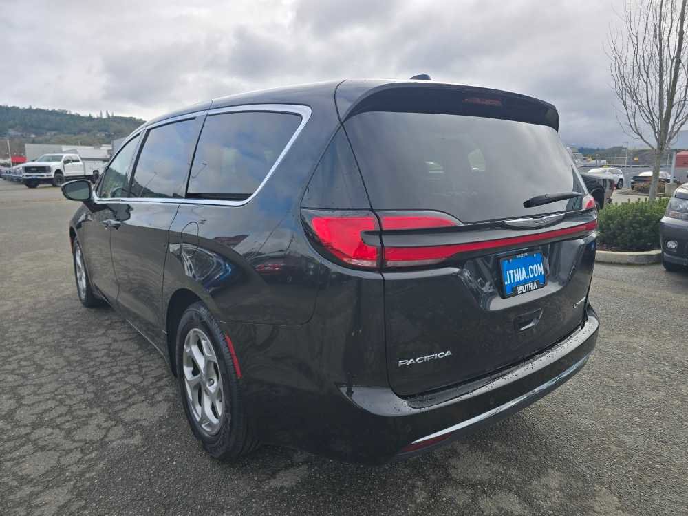 Used 2024 Chrysler Pacifica Limited image 3