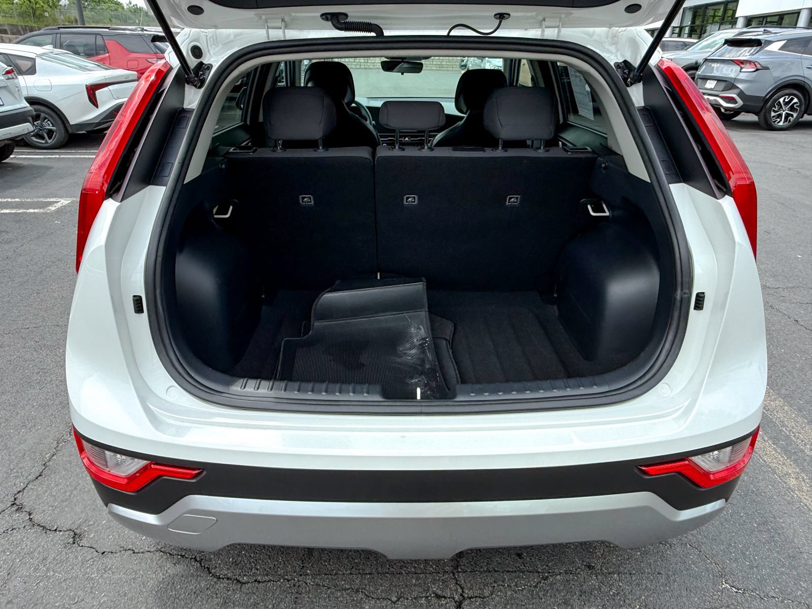 Certified 2025 Kia Niro LX FWD image 37