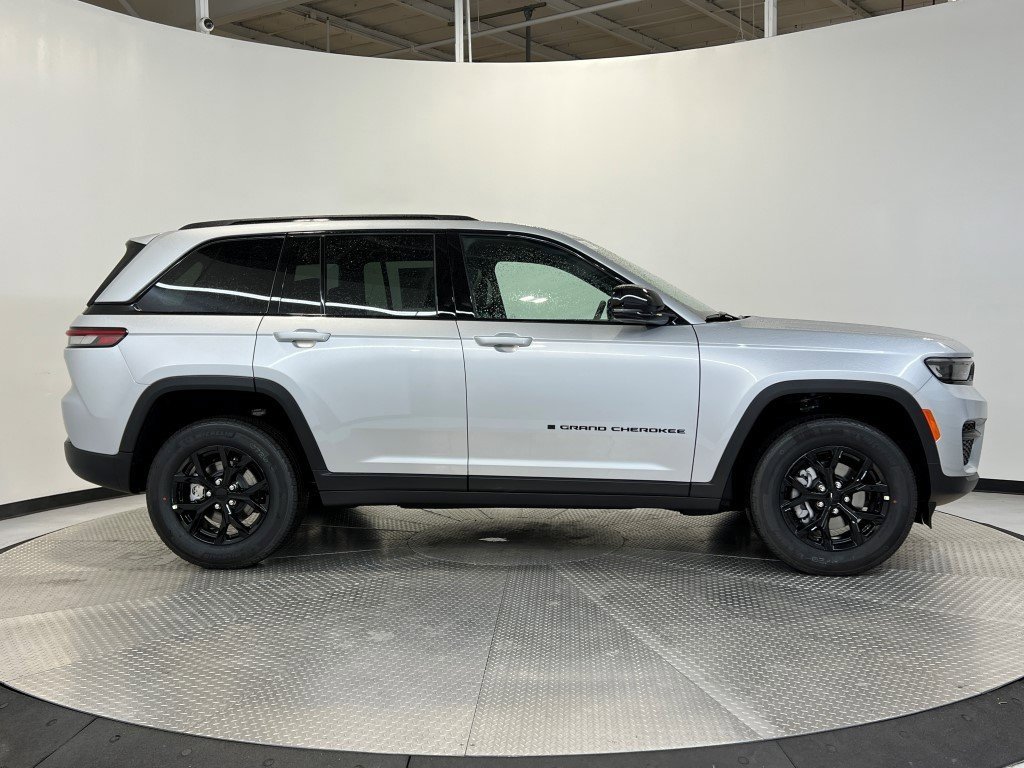 New 2025 Jeep Grand Cherokee Altitude image 2