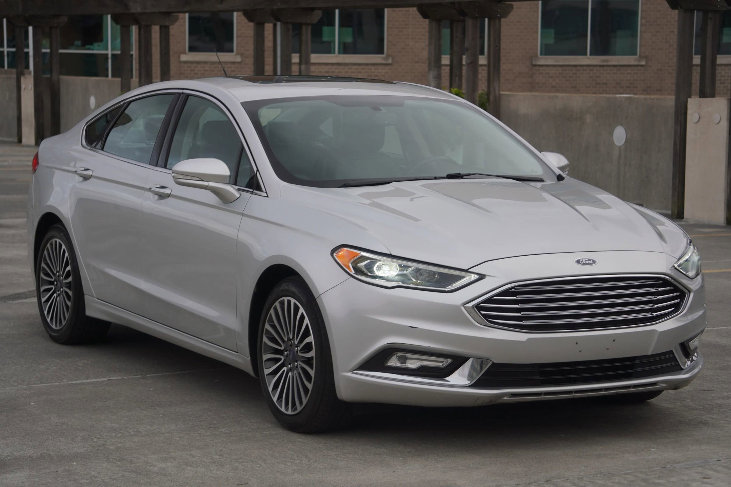 Used 2017 Ford Fusion SE image 2