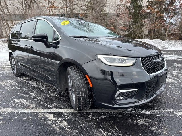 Used 2024 Chrysler Pacifica Select image 3