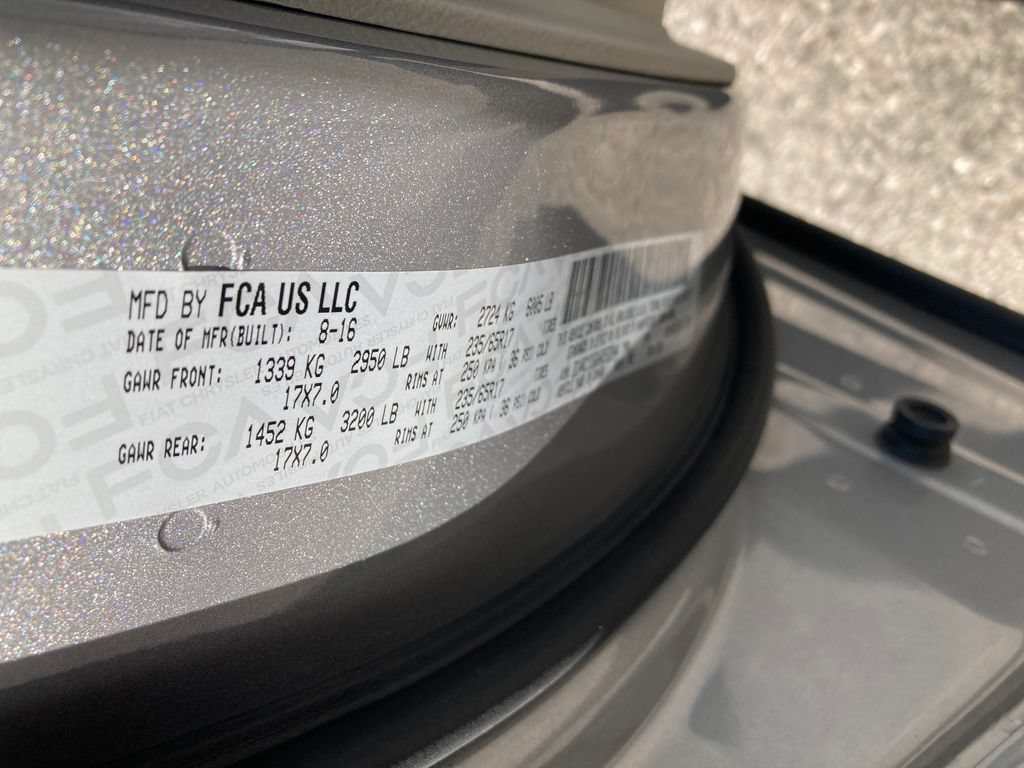 Used 2017 Chrysler Pacifica Touring FWD image 40