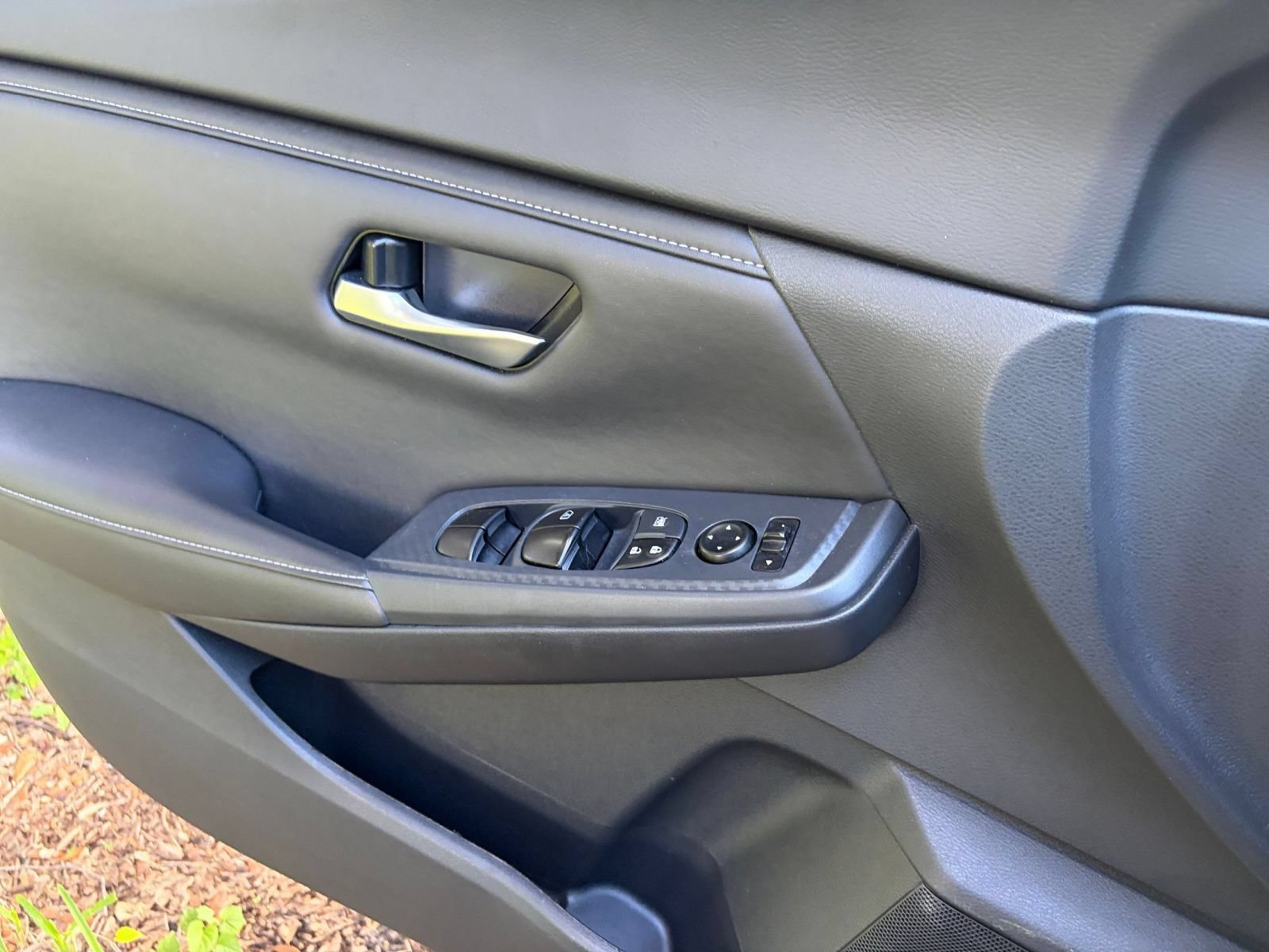 Used 2025 Nissan Sentra SV FWD image 18
