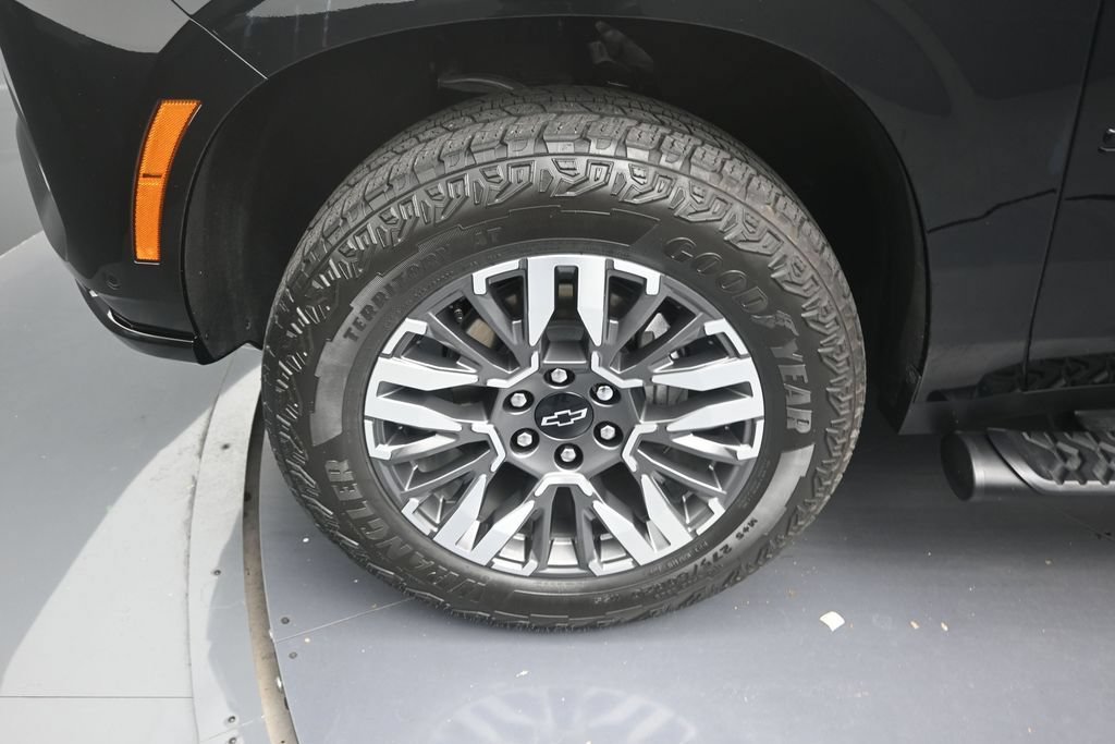 Used 2025 Chevrolet Suburban Z71 w/ Comfort Package AWD/4WD image 9