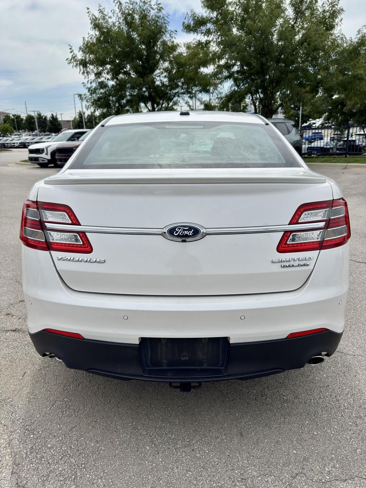 Used 2016 Ford Taurus Limited w/ Equipment Group 301A FWD image 4
