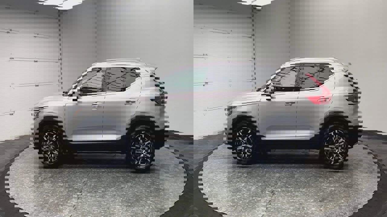 Used 2025 Volvo XC40 B5 Core image 37