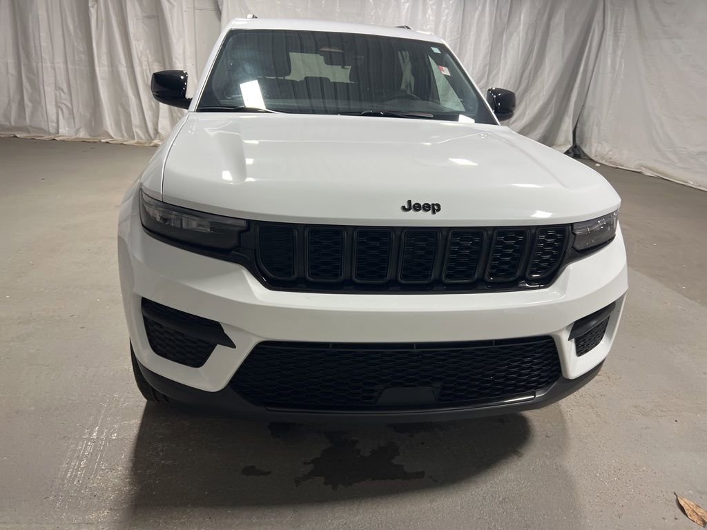 Used 2025 Jeep Grand Cherokee Altitude image 2