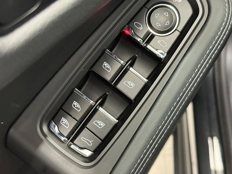 Certified 2025 Porsche Macan Turbo image 24