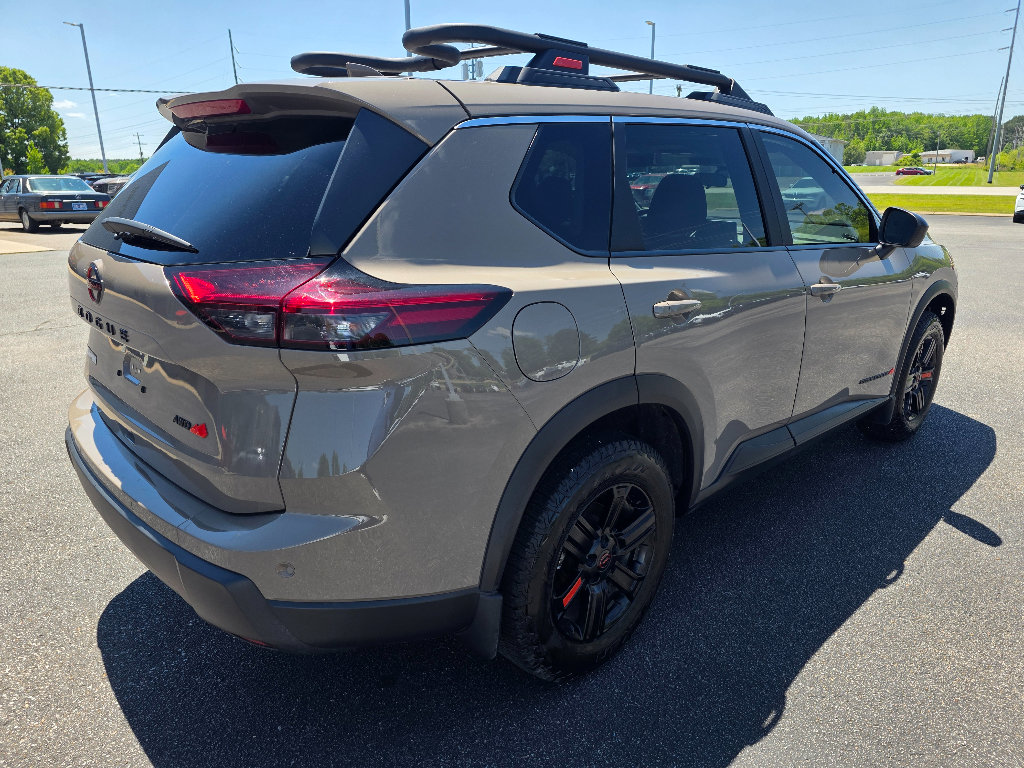 Used 2025 Nissan Rogue SV AWD/4WD image 3