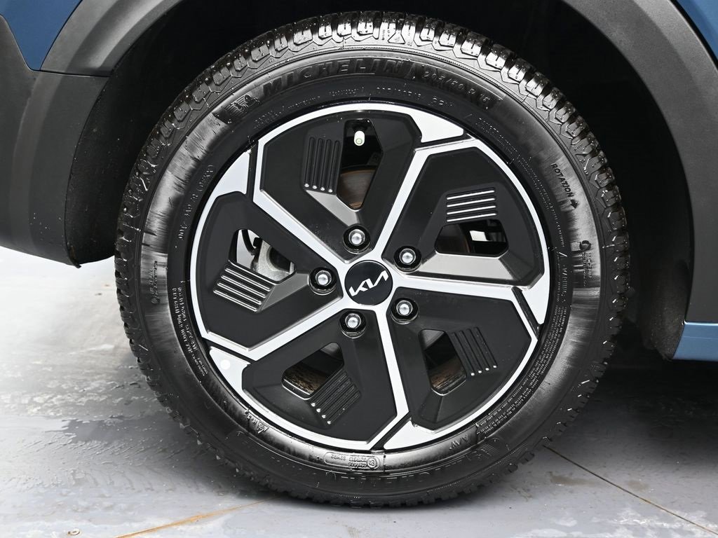 Used 2023 Kia Niro EX image 13