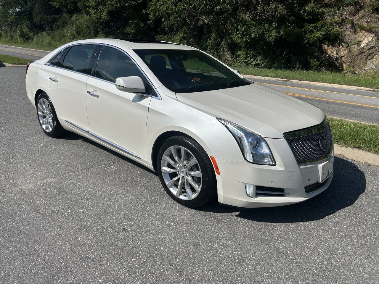 Used 2015 Cadillac XTS Luxury w/ Driver Awareness Package AWD/4WD image 9