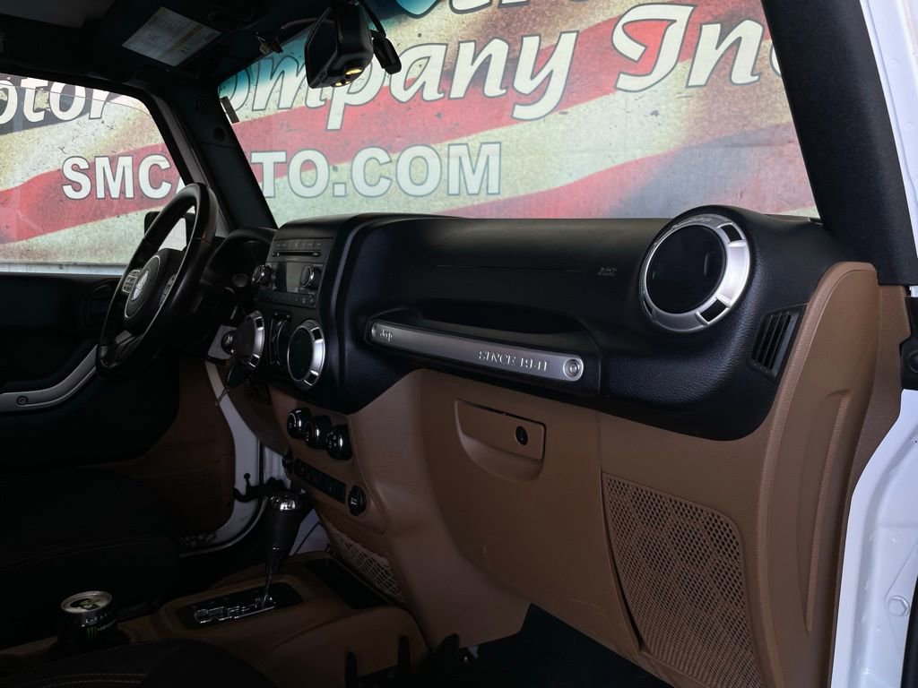 Used 2016 Jeep Wrangler Unlimited Rubicon w/ Connectivity Group image 18