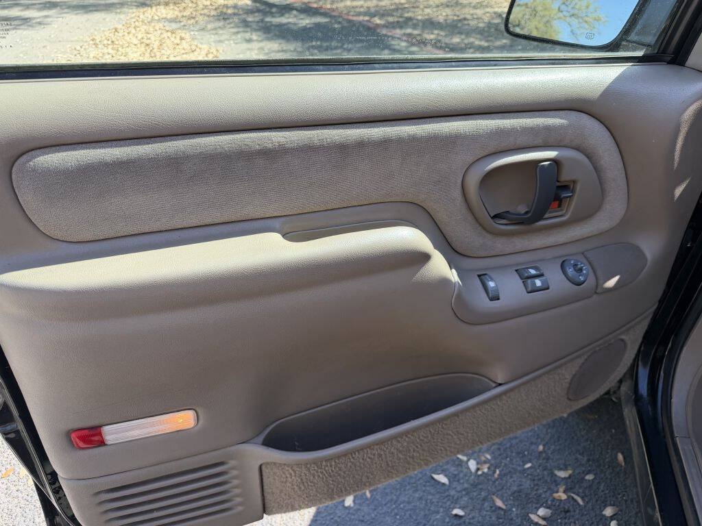 Used 1999 Chevrolet Tahoe 4WD 2-Door w/ Preferred Equipment Group image 11