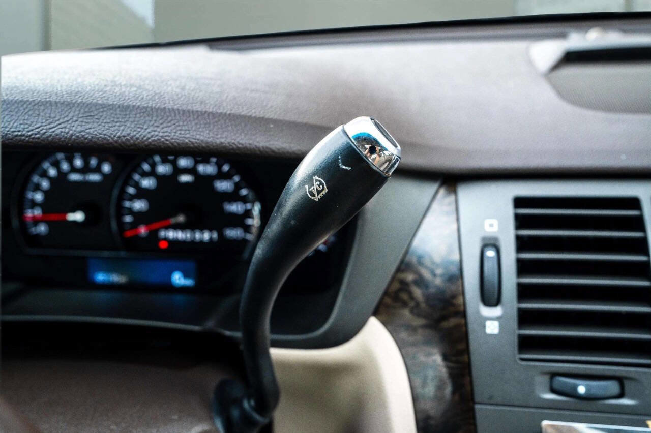 Used 2008 Cadillac DTS Luxury II w/ Sun And Sound Package image 16