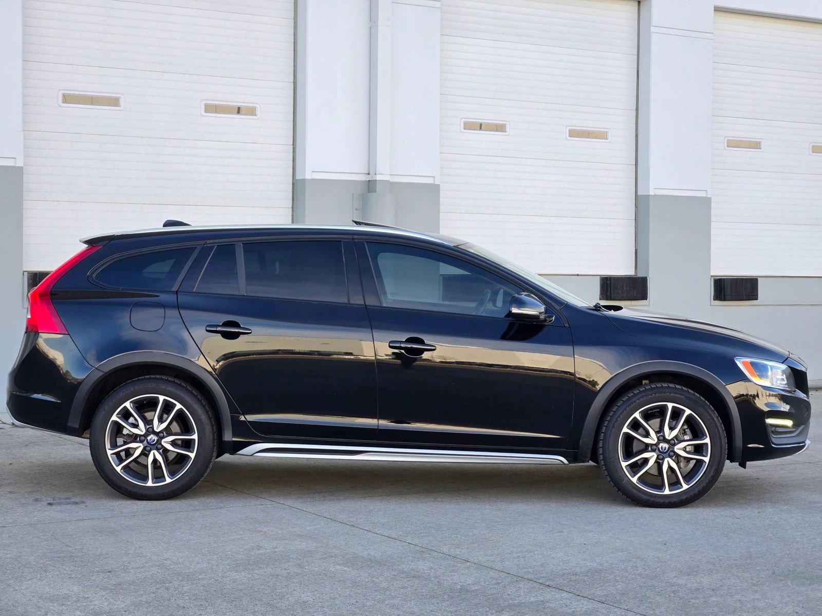 Used 2017 Volvo V60 T5 Cross Country Platinum w/ Climate Package image 9
