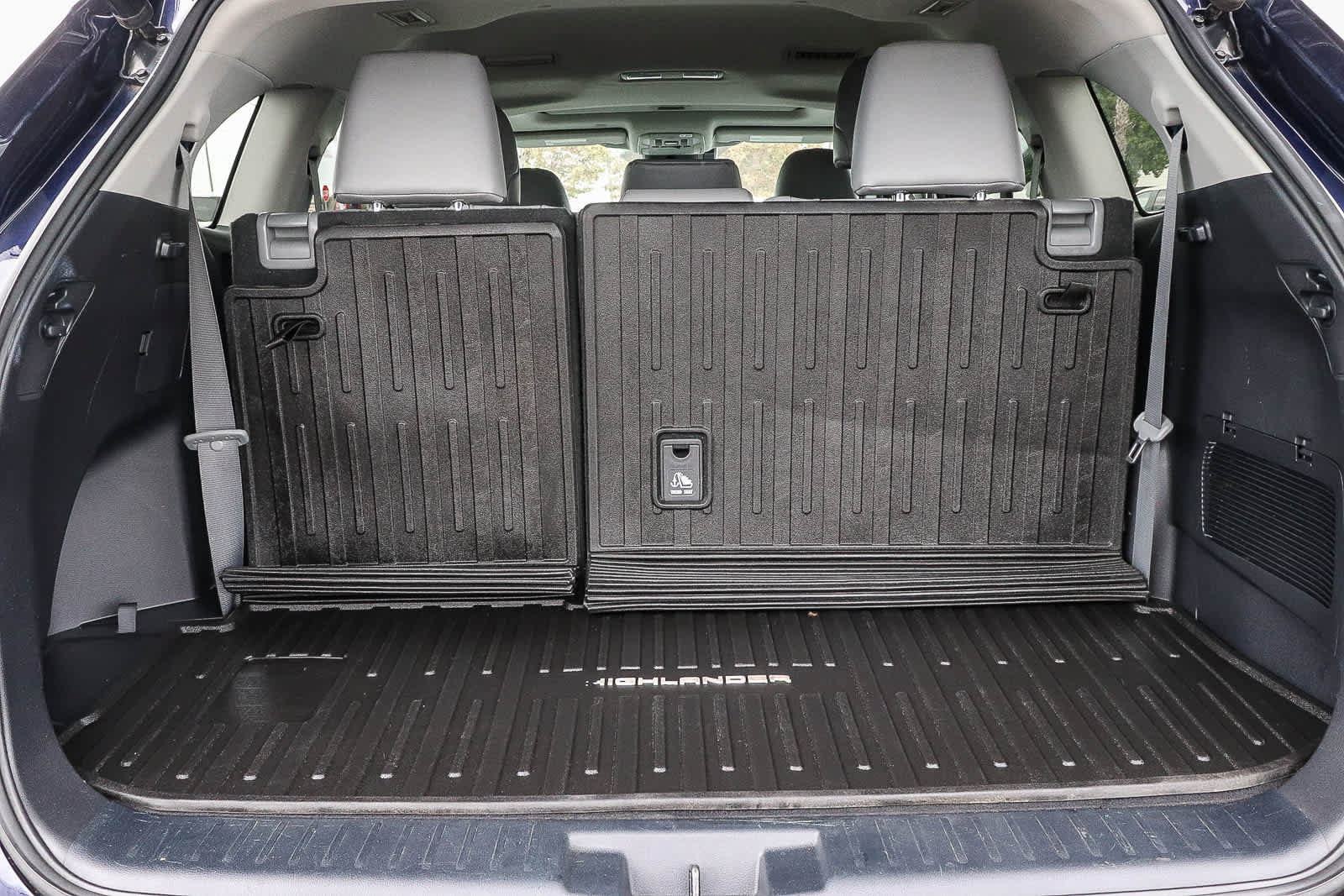 Used 2021 Toyota Highlander XLE AWD/4WD image 16