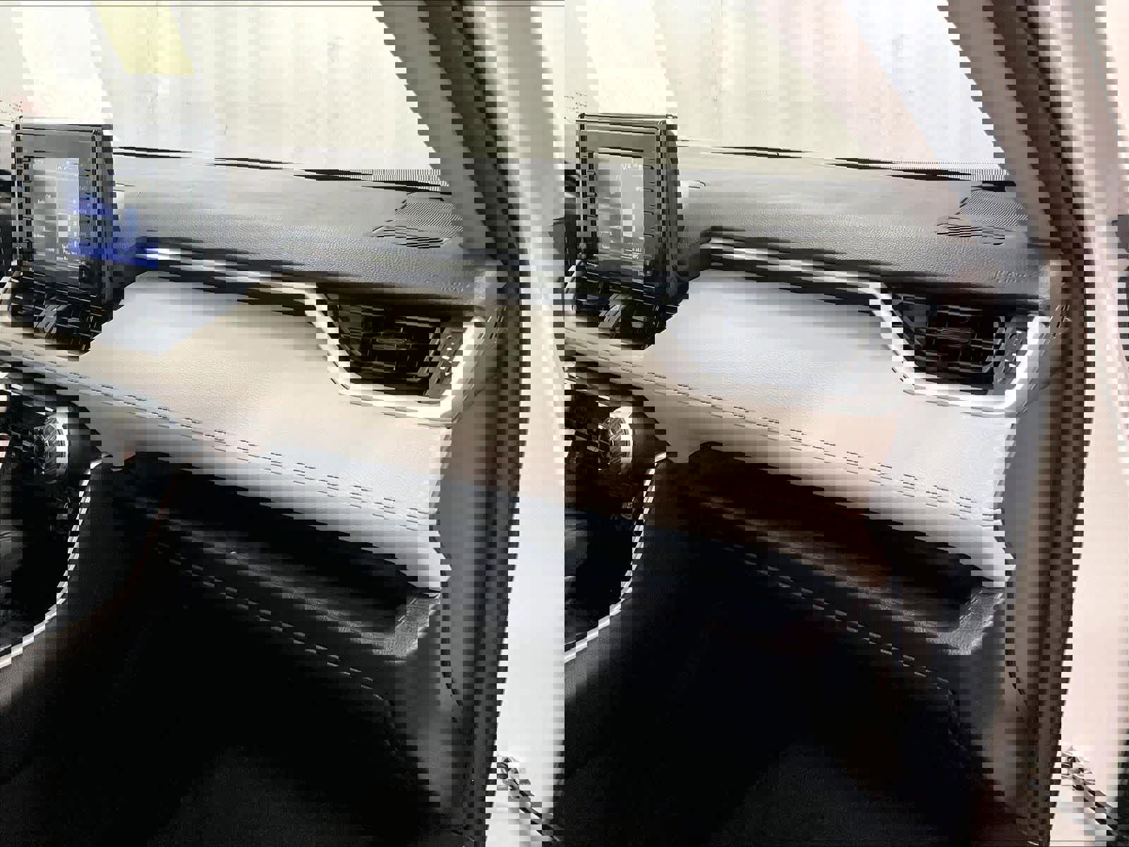 Used 2020 Toyota RAV4 XLE w/ Convenience Package image 13